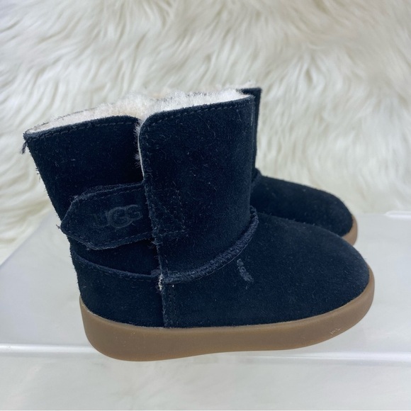 UGG KEELA BLACK SUEDE KIDS BOOTS - Picture 2 of 8